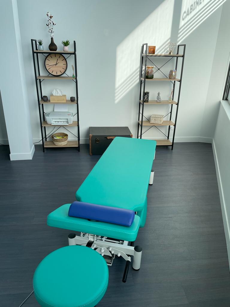 Intérieur du cabinet d'ostéopathie avec des équipements modernes