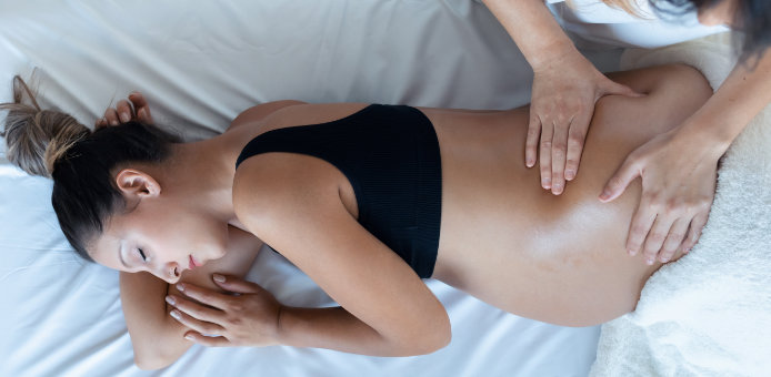 Séance d'ostéopathie pour femme enceinte : soins doux et adaptés pour favoriser le bien-être maternel et le confort pendant la grossesse.
